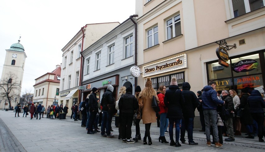 Tłusty czwartek rosną kolejki pod pączkarniami w Rzeszowie.