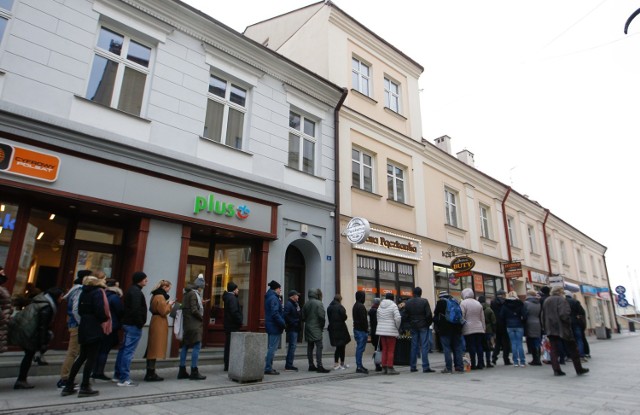 Tłusty czwartek rosną kolejki pod pączkarniami w Rzeszowie.