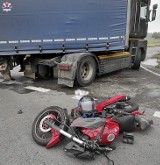 Powiat kraśnicki: 17-latek jadący motorowerem zderzył się z ciężarówką