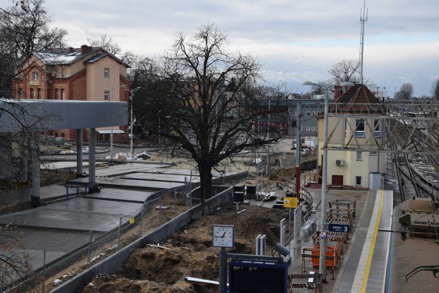 Zielona Góra. Inwestycje w okolicy dworca PKP - budowa centrum przesiadkowego, ronda, przygotowania do zadaszenia peronów - stan na 2 stycznia 2019 roku