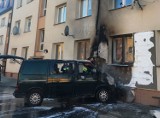 W Ostrowcu od płonącego samochodu zapaliła się elewacja budynku [ZDJĘCIA]