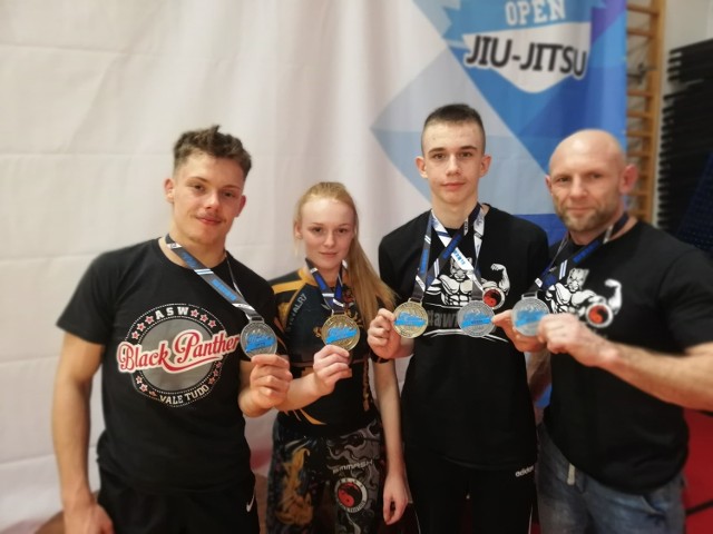 6 krążków wywalczyli zawodnicy Akademii Sztuk Walki Black Panther Bydgoszcz podczas zawodów Winter Open Jiu-Jitsu Gi & NoGi, które rozegrano w Luboniu. Na najwyższym stopniu podium stanęli: Daria Brzozowska, Kamil Tabaczyński i Mateusz Kozik (ten ostatni dołożył jeszcze srebro). Drugie lokaty zajęli: Jakub Drozdowski oraz Krzysztof Brzozowski.
Sebastian Oracki, Kacper Borta, Mateusz Melech i Stanisław  Knopik tym razem poza podium. ZOBACZ ZDJĘCIA >>>>>