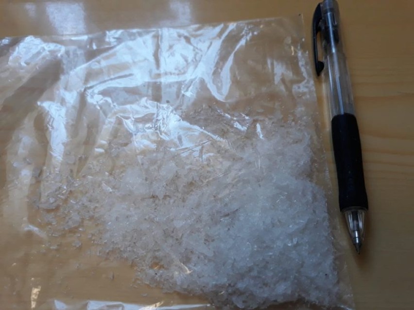 Świdniccy kryminalni zatrzymali dilera. W plastikowym wiadrze miał kilogram narkotyków! ZDJĘCIA