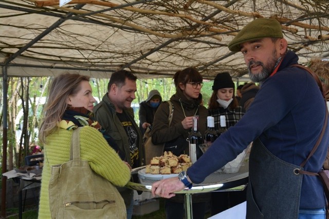 Na zorganizowanym 25 kwietnia br. bazarze swoje produkty wystawili lokalni wytwórcy żywności ekologicznej i rzemiosła obejmującego wykonywanie i naprawianie przedmiotów codziennego użytku, głównie techniką ręczną z wykorzystaniem prostych narzędzi oraz maszyn.