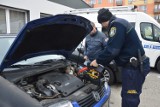  Strażnicy miejscy w Bełchatowie pomagają uruchamiać samochody podczas mrozów