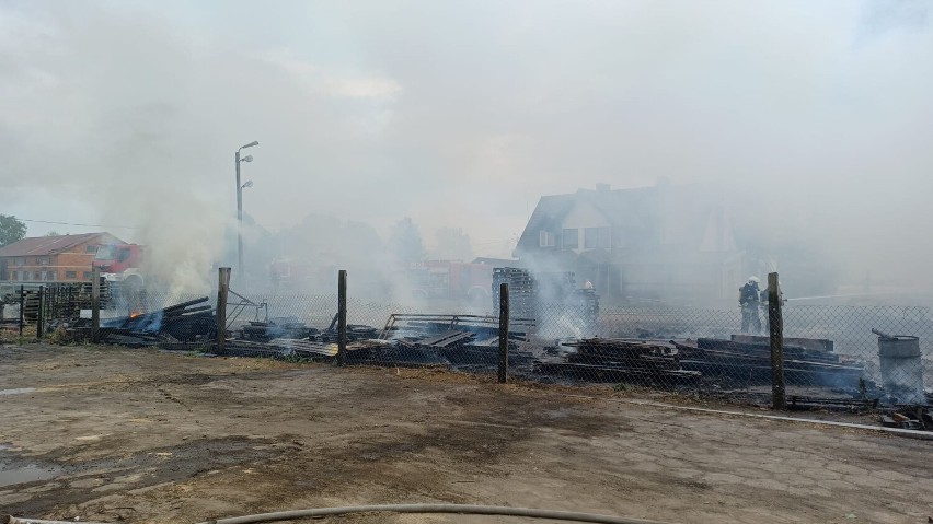 Pożar na składowisku opon i palet w Korytach. Z ogniem...