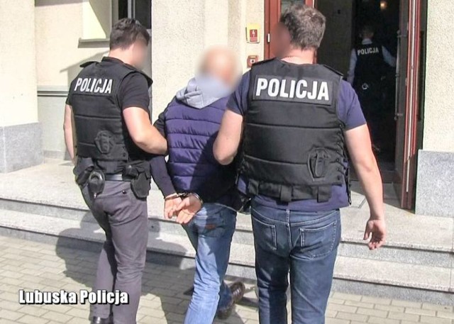 Prokuratura Okręgowa w Zielonej Górze powiadomiła o uchyleniu aresztu wobec byłego komornika z Żagania. Mężczyzna spędził w areszcie blisko 10 miesięcy.