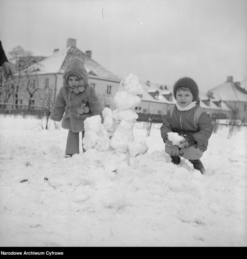 Tak kiedyś bawiono się na śniegu! Sanki, górki, bitwy na śnieżki. Niezwykłe zdjęcia sprzed lat. "Wyciągajmy dzieci na ślizgawki"