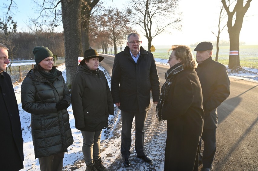 Samorządowcy i leśnicy wizytowali wyremontowaną drogę w Karminie