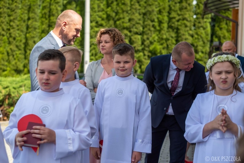 Długo czekali na ten dzień. Pierwsza komunia święta w Niegłowicach [ZDJĘCIA]