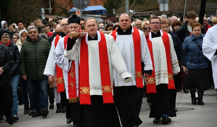 Krzyż nieśli między innymi kapłani pracujący w parafii...