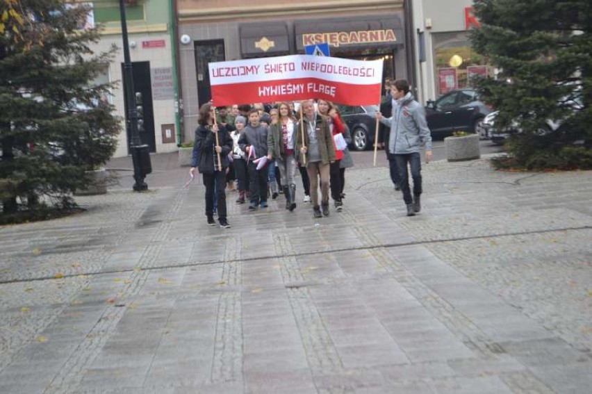 Flagi rozdawali uczniowie ZSP nr 1 w Pleszewie