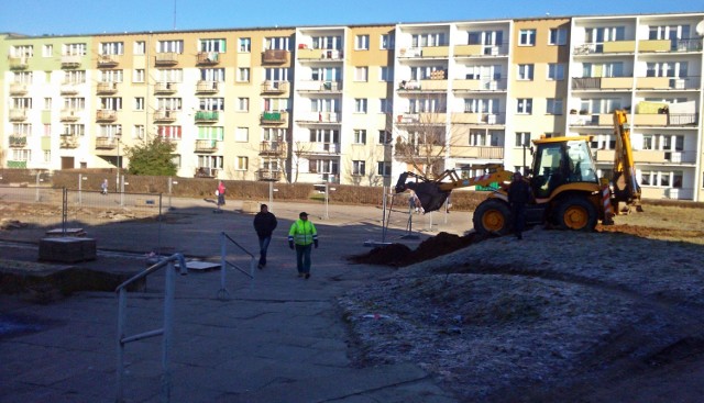 Mieszkańcy, którzy czekają na fontannę na osiedlu Zachód, mogą wreszcie zobaczyć postępy na placu budowy. Inwestycja ta powinna być gotowa już dawno, bo chodzi o realizację budżetu obywatelskiego z roku 2014, ale przygotowania do niej przeciągnęły się w czasie. Za kilka miesięcy fontanna ma już działać. To nie jedyne opóźnione przedsięwzięcie obywatelskie, które właśnie teraz jest realizowane. Na ulicy Kościuszki powstaje sygnalizacja świetlna, która poprawi bezpieczeństwo.