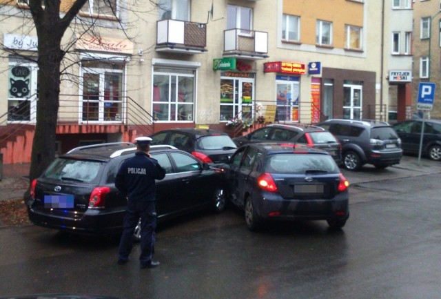 Do kolizji doszło na odcinku od skrzyżowania z ulicą Limanowskiego do skrzyżowania z ulicą Środkową.
