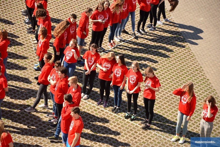 100-lecie LMK Włocławek. Uczniowie i nauczyciele szkoły wykonali pamiątkową fotografię [zdjęcia, wideo]