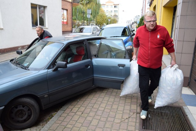 Człuchowskie Stowarzyszenia Honorowych Dawców Krwi przywiozło nakrętki, które pomogą w leczeniu trzyletniej Judytki