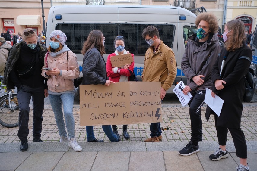 Protest przed kościołem Świętego Krzyża. Pomiędzy narodowcami i uczestniczkami Strajku Kobiet doszło do szarpaniny. Na miejscu policja