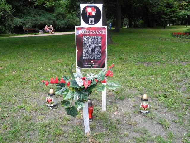 Z okazji kolejnej miesięcznicy katastrofy smoleńskiej, 10 lipca przy ul. Prezydentów RP L. Kaczyńskiego i R. Kaczorowskiego stanęła tabliczka, która po kilku dniach została zniszczona.
