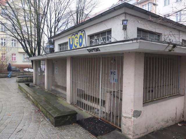 Przedwojenna ubikacja na placu Daszyńskiego jest od dłuższego czasu zamknięta, co denerwuje wielu opolan.