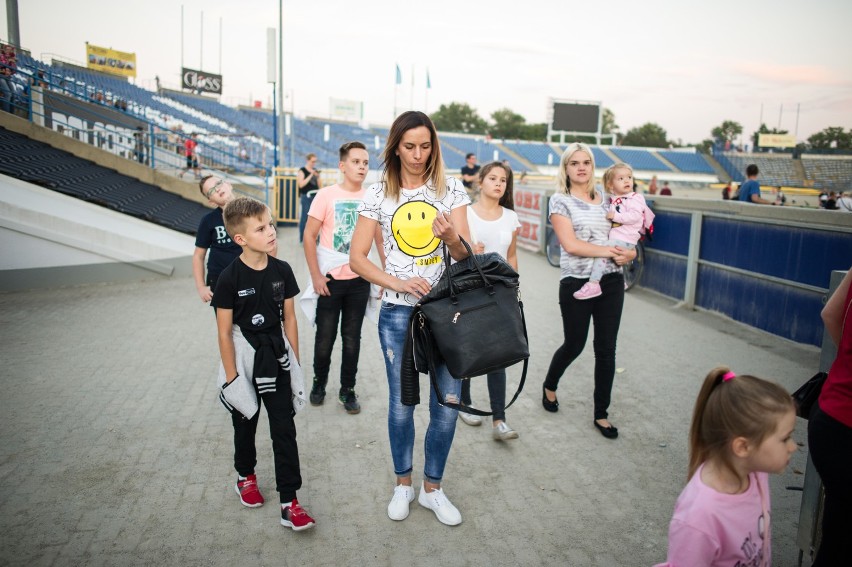 Nocny pokaz balonów w Lesznie ściągnął na stadion tłumy
