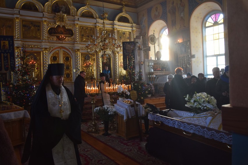 Wierni pożegnali ks. prot. Jarosława Maksimiuka. Spoczął na cmentarzu w Krynkach (zdjęcia)