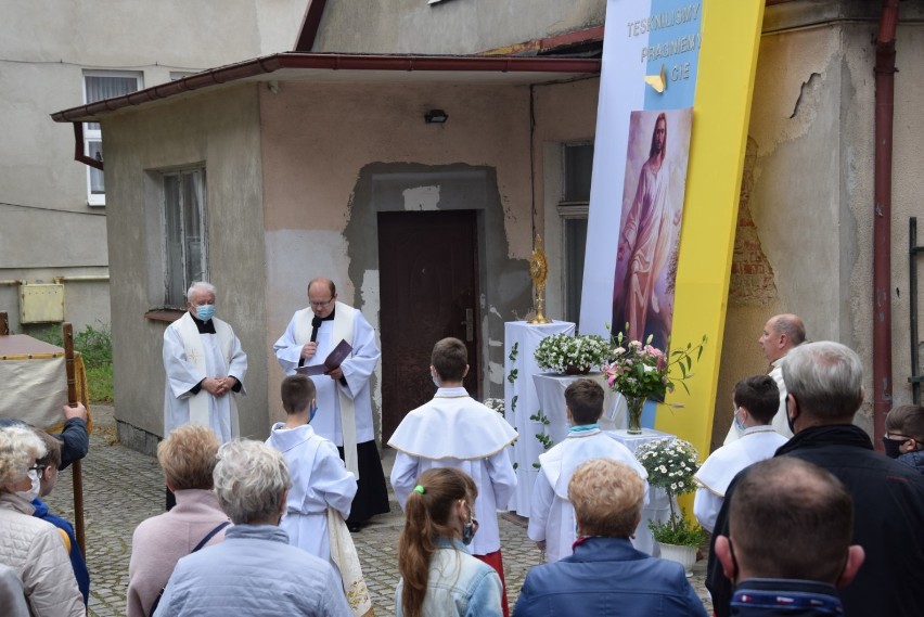 Boże Ciało 2020 Pruszcz Gdański. Wierni przeszli w procesji wokół kościoła Matki Boskiej Nieustającej Pomocy |ZDJĘCIA