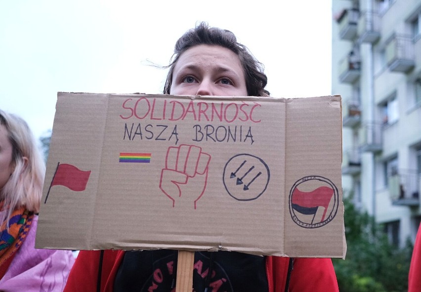 Marsz przeciwko nienawiści przeszedł ulicami Grochowa. Mieszkańcy protestowali przeciw ksenofobicznym atakom. "Polska domem dla wszystkich"