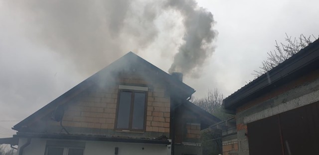 Pożar sadzy w kominie w budynku jednorodzinnym w Dolsku