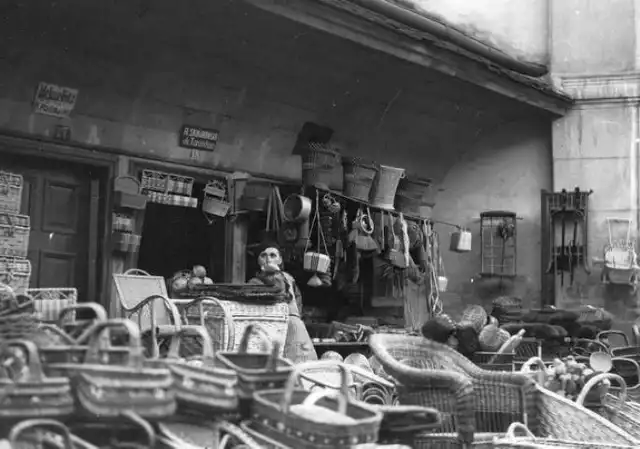 Sprzedaż wyrobów z wikliny: koszy, krzeseł, półek, skrzyń, wózków, a także szczotek. Rok 1934