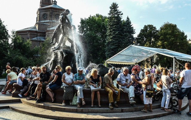 Koncerty Fontanny Muzyki w parku Kazimierza Wielkiego w Bydgoszczy - podobnie jak w poprzednich latach - odbywać się będą w soboty sierpnia, zawsze o 18.00 wstęp wolny