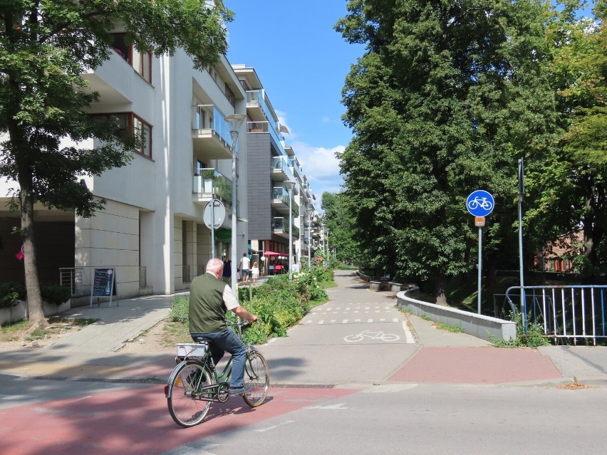 Niebezpiecznie na ścieżce rowerowej w centrum Kielc przy Silnicy. Radny proponuje przeniesienie drogi. Ratusz mówi, że to niemożliwe 
