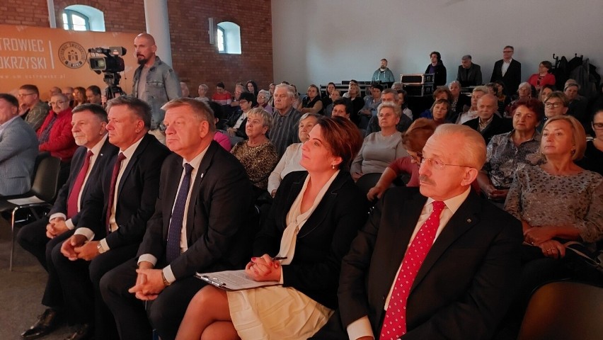 Mnóstwo mieszkańców Ostrowca Świętokrzyskiego wzięło udział w spotkaniu z profesorem Stanisławem Góździem. Było o profilaktyce nowotworowej