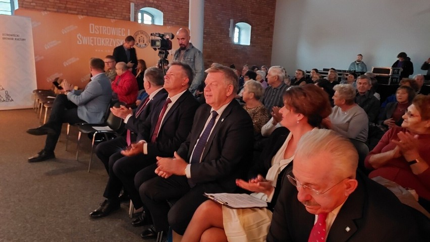 Mnóstwo mieszkańców Ostrowca Świętokrzyskiego wzięło udział w spotkaniu z profesorem Stanisławem Góździem. Było o profilaktyce nowotworowej