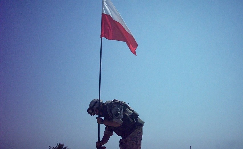 Polska flaga nad City Hall w Karbali.