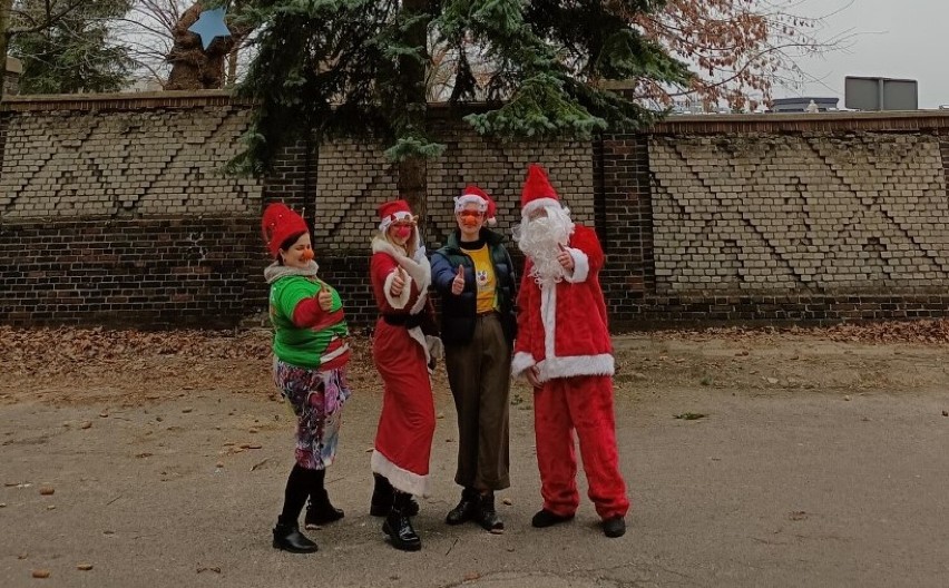 Mikołajkowe akcje Fundacji Dr Clown przed starym szpitalem w Sieradzu ZDJĘCIA