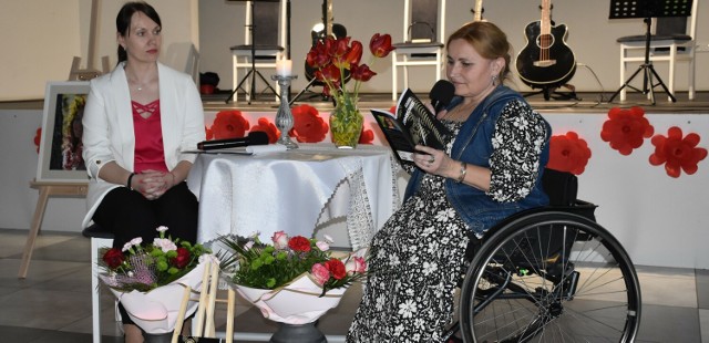 Urszula Bydlińska (po prawej) podczas  promocji nowego tomiku poezji "Zabłądziłam"spotkania w GOK w Pawłowie.