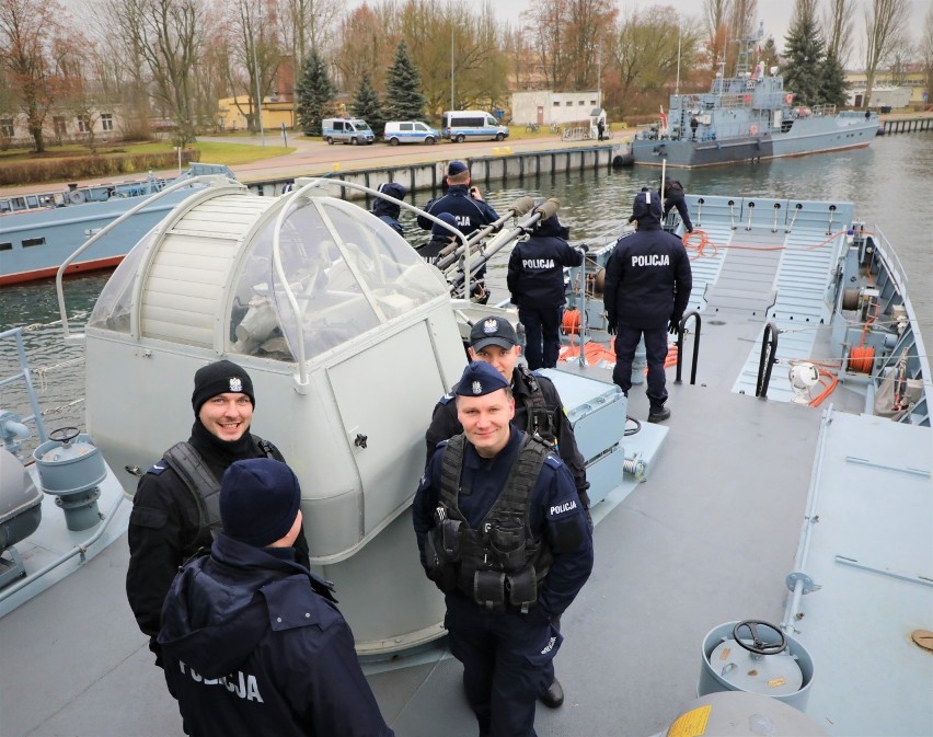 Policja z wizytą w porcie wojennym - to wycieczka w ramach podziękowań