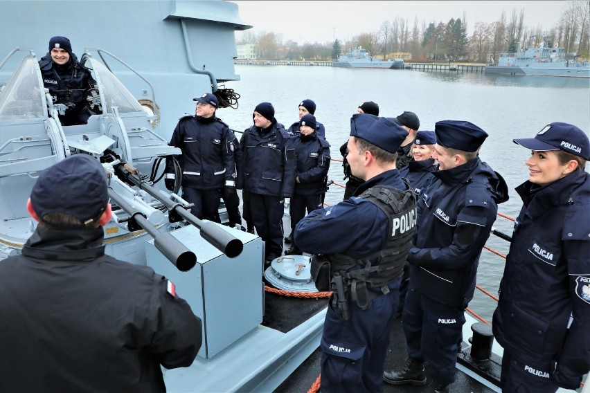 Policja z wizytą w porcie wojennym - to wycieczka w ramach podziękowań