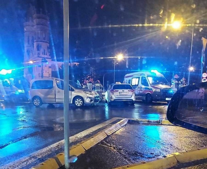 Do wypadku doszło na rondzie w samym centrum Tarnowa.