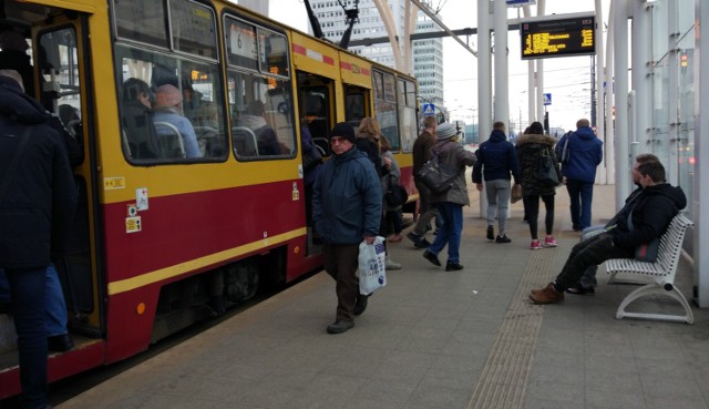 Zmiana tras tramwajów w Łodzi. Naprawiają tory na krańcówce przy Szczecińskiej