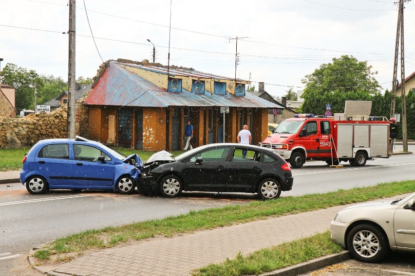 Wypadek na ulicy Kopernika w Wieluniu. Trzy osoby trafiły do szpitala po czołowym zderzeniu dwóch aut[ZDJĘCIA]