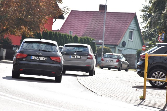 Na ul. Konopnickiej w Malborku kierowcy wjeżdżają na chodnik, bo omijają próg zwalniający.