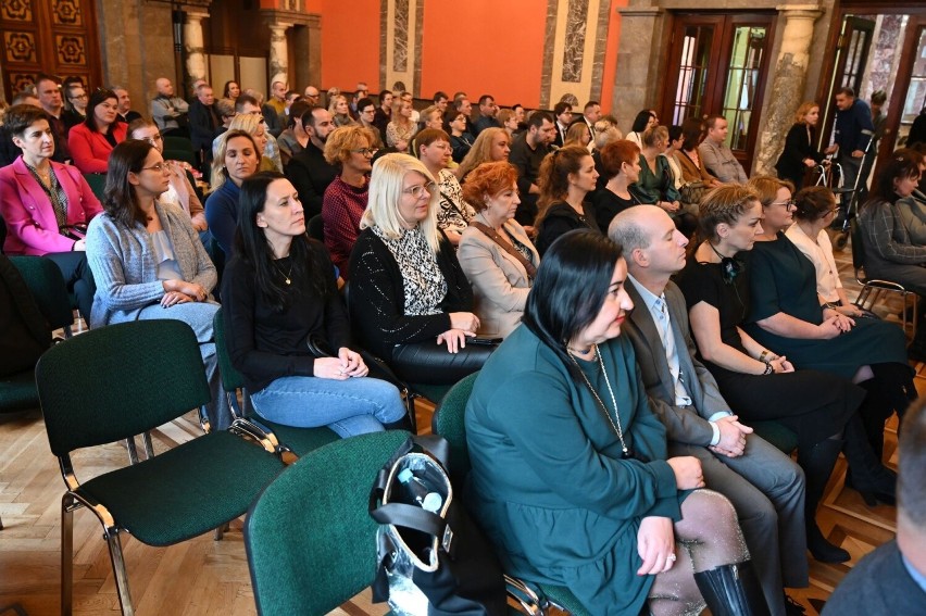 10-lecie Zakładu Aktywności Zawodowej Caritas Kielce. W Wojewódzkim Domu Kultury odbyły się uroczystości. Zobacz film i zdjęcia