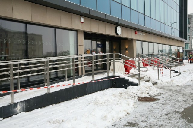 Przed głównym wejściem do wyremontowanego dworca kolejowego w Kielcach wybudowano schody, wcześniej ich nie było. Pasażerowie są zbulwersowani bo utrudniają wejście i nie wyglądają też dobrze.   

Zobacz zdjęcia