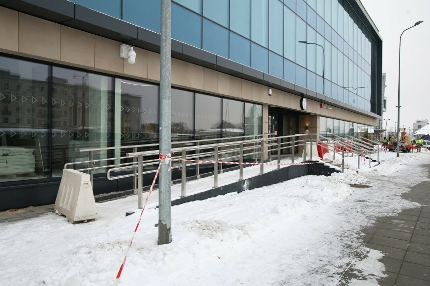 Przed wejściem głównym dworca PKP w Kielcach powstały schody. Ich budowa była konieczna, a wszystko zaczęło się od... podniesienia peronu