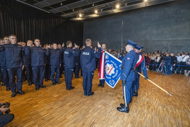 Ślubowanie nowo przyjętych policjantów w Muzeum Lotnictwa w Krakowie. Wręczono również odznaczenia i wyróżnienia