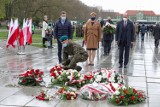 Pod Pomnikiem Czynu Polaków w Szczecinie złożono kwiaty na rocznicę uchwalenia Konstytucji 3 Maja. ZDJĘCIA – 3.05.2021