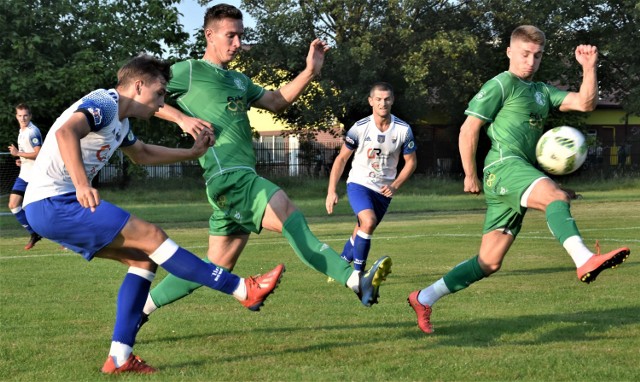 Piłkarze Chełmka (zielone stroje) zagrali w pierwszej rundzie wiele bardzo dobrych spotkań, a mimo to, w drugiej części sezonu zagrają w "grupie spadkowej" i będą musieli walczyć o utrzymanie w gronie czwartoligowców.