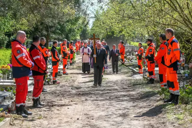 42-letni Artur Urbaniak, ratownik, który zginął w tragicznym wypadku w Puszczykowie, został w środę pochowany na cmentarzu Junikowo. Mężczyznę żegnali najbliżsi oraz koledzy z pracy.

Zobacz kolejne zdjęcie --->