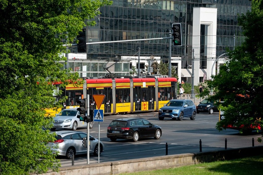 Weekendowe utrudnienia w Warszawie. Będą objazdy, zmiany tras autobusów, zawieszone tramwaje oraz komunikacja zastępcza